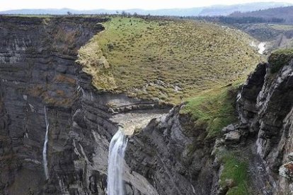 Espectacular imagen del salto del Nervión.-I. L. MURILLO
