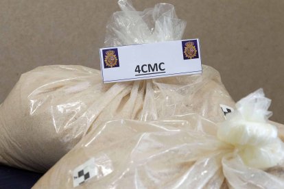 La Policía Nacional muestra la droga incautada a dos grupos organizados en Burgos y Miranda. TOMÁS ALONSO