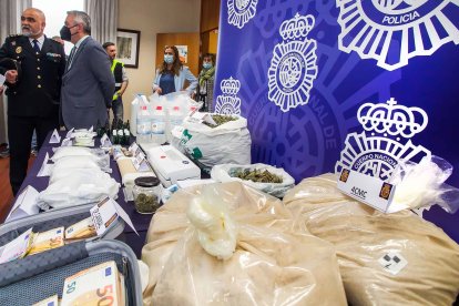La Policía Nacional muestra la droga incautada a dos grupos organizados en Burgos y Miranda. TOMÁS ALONSO