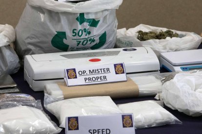 La Policía Nacional muestra la droga incautada a dos grupos organizados en Burgos y Miranda. TOMÁS ALONSO