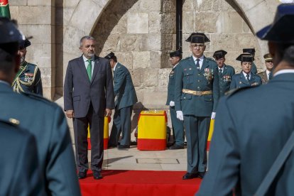 Celebración del Día del Pilar, patrona de la Guardia Civil, en la plaza del Rey San Fernando. SANTI OTERO