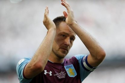 John Terry se despide de los seguidores del Aston Villa.