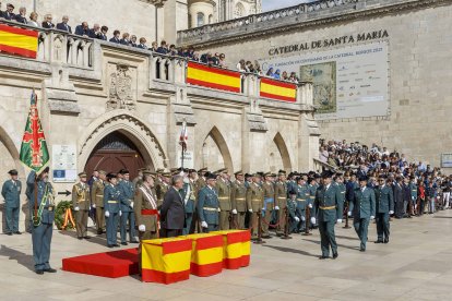 Celebración del Día del Pilar, patrona de la Guardia Civil, en la plaza del Rey San Fernando. SANTI OTERO