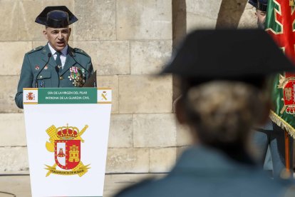Celebración del Día del Pilar, patrona de la Guardia Civil, en la plaza del Rey San Fernando. SANTI OTERO