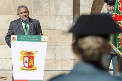 Celebración del Día del Pilar, patrona de la Guardia Civil, en la plaza del Rey San Fernando. SANTI OTERO