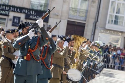 Celebración del Día del Pilar, patrona de la Guardia Civil, en la plaza del Rey San Fernando. SANTI OTERO