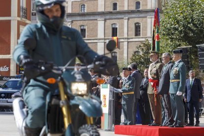 Celebración del Día del Pilar, patrona de la Guardia Civil, en la plaza del Rey San Fernando. SANTI OTERO
