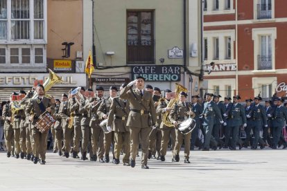 Celebración del Día del Pilar, patrona de la Guardia Civil, en la plaza del Rey San Fernando. SANTI OTERO