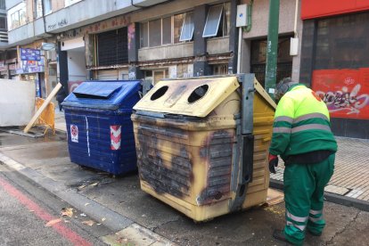 Repintando los contenedores. Raúl Ochoa