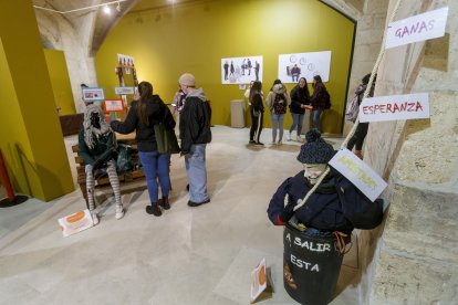 Seis salas recrean un pequeño museo que denuncia la vulnerabilidad de las personas sin hogar, pero también sus ilusiones y esperanzas. A través de 21 piezas, todas ellas creadas por personas sin hogar, se recorre su realidad. FOTOS: SANTI OTERO.