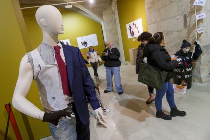 Seis salas recrean un pequeño museo que denuncia la vulnerabilidad de las personas sin hogar, pero también sus ilusiones y esperanzas. A través de 21 piezas, todas ellas creadas por personas sin hogar, se recorre su realidad. FOTOS: SANTI OTERO.