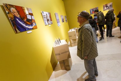 Seis salas recrean un pequeño museo que denuncia la vulnerabilidad de las personas sin hogar, pero también sus ilusiones y esperanzas. A través de 21 piezas, todas ellas creadas por personas sin hogar, se recorre su realidad. FOTOS: SANTI OTERO.