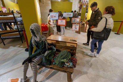 Seis salas recrean un pequeño museo que denuncia la vulnerabilidad de las personas sin hogar, pero también sus ilusiones y esperanzas. A través de 21 piezas, todas ellas creadas por personas sin hogar, se recorre su realidad. FOTOS: SANTI OTERO.