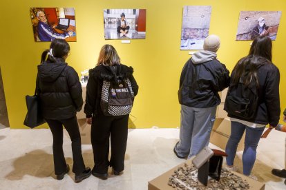 Seis salas recrean un pequeño museo que denuncia la vulnerabilidad de las personas sin hogar, pero también sus ilusiones y esperanzas. A través de 21 piezas, todas ellas creadas por personas sin hogar, se recorre su realidad. FOTOS: SANTI OTERO.