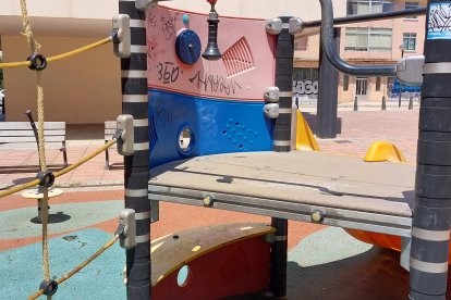 Otro detalle del parque infantil de la calle Diego de Leiva.