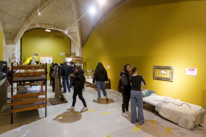 Seis salas recrean un pequeño museo que denuncia la vulnerabilidad de las personas sin hogar, pero también sus ilusiones y esperanzas. A través de 21 piezas, todas ellas creadas por personas sin hogar, se recorre su realidad. FOTOS: SANTI OTERO.