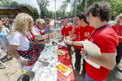 Una treintena de peñas participaron en el Buen Yantar. SANTI OTERO