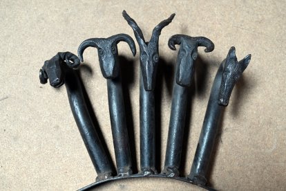 Detalle de una pieza de cabezas de animales.