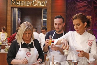Samantha Vallejo-Nágera (derecha), en plena elaboración de una receta.