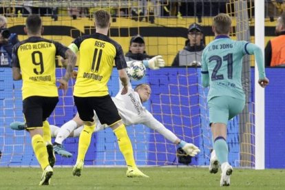 Ter Stegen detiene el disparo de Reus en la Champions que no se repitió.