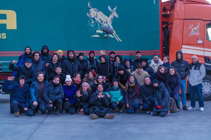 Foto de familia con gran parte del equipo de rodaje de 'De paso'. MARTÍN CABALLERO
