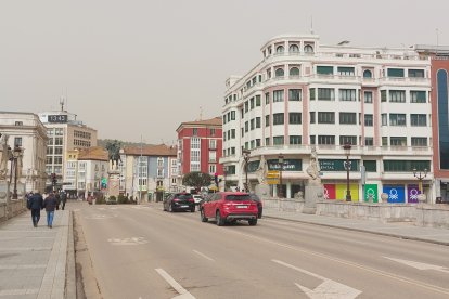 El cielo cubierto por la calima sobre la plaza del Cid.