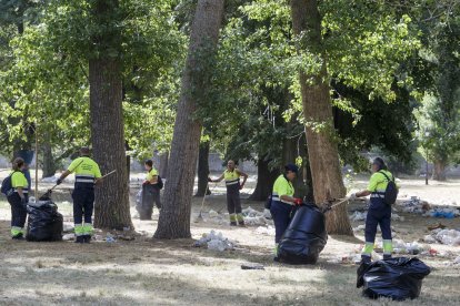 Miles de kilos de basura han inundado el parque del Parral tras el Curpillos. SANTI OTERO