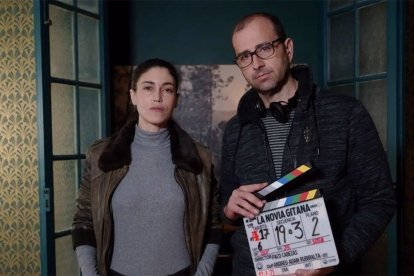Nerea Barros y Paco Plaza, protagonista y director de la adaptación televisiva de 'La novia gitana'.