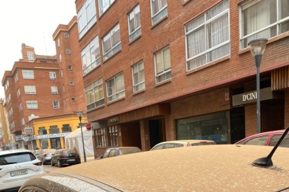 Coches cubiertos de polvo en los Vadillos.