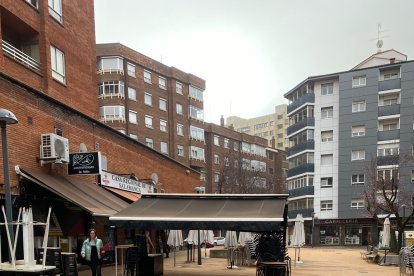 Terrazas cubiertos de polvo la plaza de Colón.