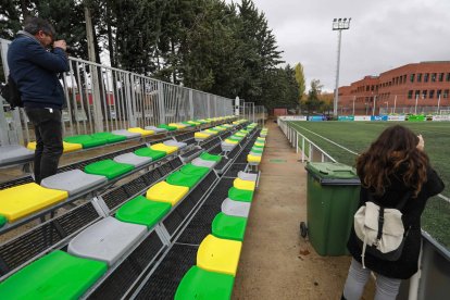 Uno de los nuevos módulos de gradas instalado en el Campo de Rugby Bienvenido Nieto. TOMÁS ALONSO