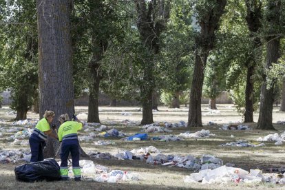 Miles de kilos de basura han inundado el parque del Parral tras el Curpillos. SANTI OTERO