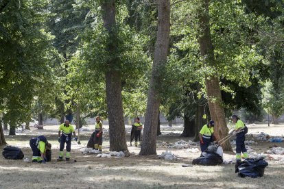 Miles de kilos de basura han inundado el parque del Parral tras el Curpillos. SANTI OTERO
