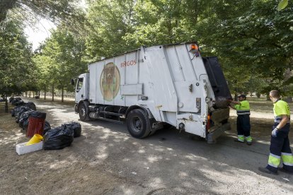 Miles de kilos de basura han inundado el parque del Parral tras el Curpillos. SANTI OTERO