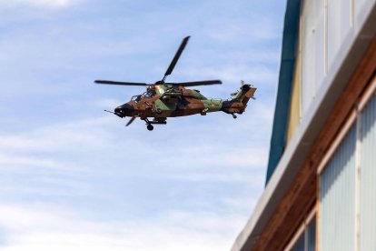 Ejercicio simulado de intervención del Ejército en secuestro terrorista en el aeropuerto de Villafría. TOMÁS ALONSO