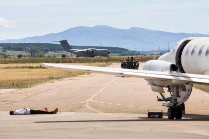 Ejercicio simulado de intervención del Ejército en secuestro terrorista en el aeropuerto de Villafría. TOMÁS ALONSO