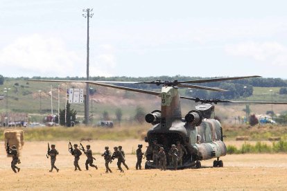 Ejercicio simulado de intervención del Ejército en secuestro terrorista en el aeropuerto de Villafría. TOMÁS ALONSO