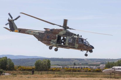 Ejercicio simulado de intervención del Ejército en secuestro terrorista en el aeropuerto de Villafría. TOMÁS ALONSO