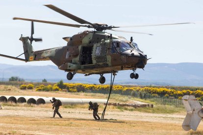 Ejercicio simulado de intervención del Ejército en secuestro terrorista en el aeropuerto de Villafría. TOMÁS ALONSO