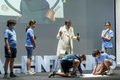 Dos equipos se enfrentan en la competición. SANTI OTERO