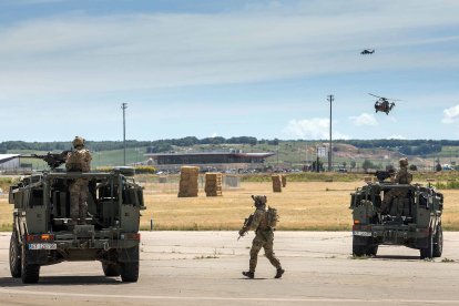 Ejercicio simulado de intervención del Ejército en secuestro terrorista en el aeropuerto de Villafría. TOMÁS ALONSO