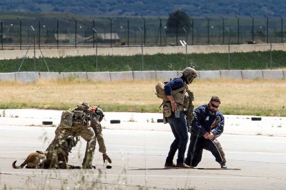 Ejercicio simulado de intervención del Ejército en secuestro terrorista en el aeropuerto de Villafría. TOMÁS ALONSO