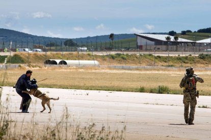 Ejercicio simulado de intervención del Ejército en secuestro terrorista en el aeropuerto de Villafría. TOMÁS ALONSO
