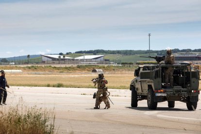 Ejercicio simulado de intervención del Ejército en secuestro terrorista en el aeropuerto de Villafría. TOMÁS ALONSO
