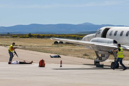 Ejercicio simulado de intervención del Ejército en secuestro terrorista en el aeropuerto de Villafría. TOMÁS ALONSO