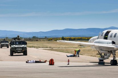 Ejercicio simulado de intervención del Ejército en secuestro terrorista en el aeropuerto de Villafría. TOMÁS ALONSO