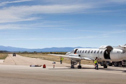 Ejercicio simulado de intervención del Ejército en secuestro terrorista en el aeropuerto de Villafría. TOMÁS ALONSO