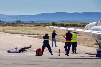 Ejercicio simulado de intervención del Ejército en secuestro terrorista en el aeropuerto de Villafría. TOMÁS ALONSO