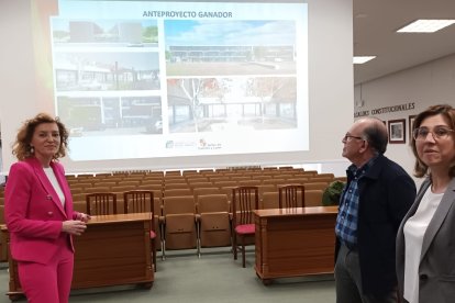 La directora general de Vivienda junto al director general de Infraestructuras y la alcaldesa