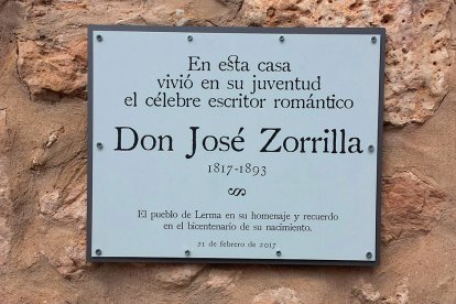 El Ayuntamiento de Lerma colocó una placa en la fachada. IDEALISTA